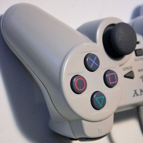 Dual Shock Controller in Gray - PlayStation - Picture 4 of 7